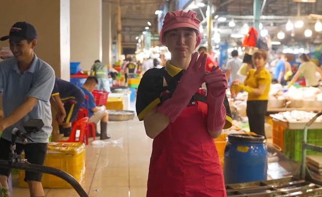 Hòa Minzy đi bốc vác tại chợ cá, bật khóc vì tưởng bị quỵt tiền