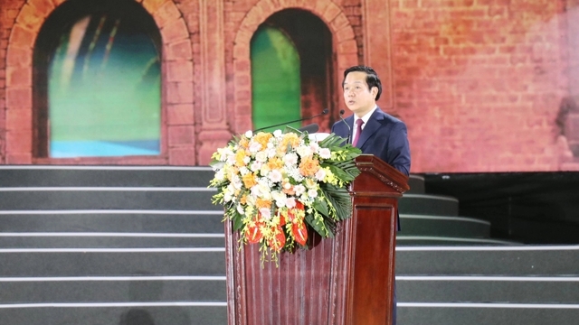 Ông Phạm Quang Ngọc, Chủ tịch UBND tỉnh Ninh Bình đọc diễn văn tại buổi lễ