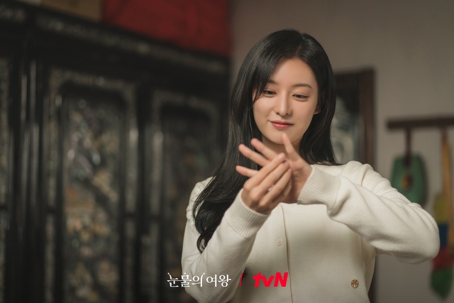 Kim Ji Won nhận nhiều lời khen với vai diễn trong Nữ hoàng nước mắt