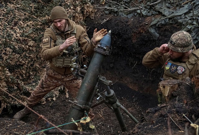 Quân nhân Ukraine khai hỏa súng cối 120 mm về phía binh sĩ Nga ở tiền tuyến, gần thị trấn Bakhmut (Ukraine) ngày 15.3.2024