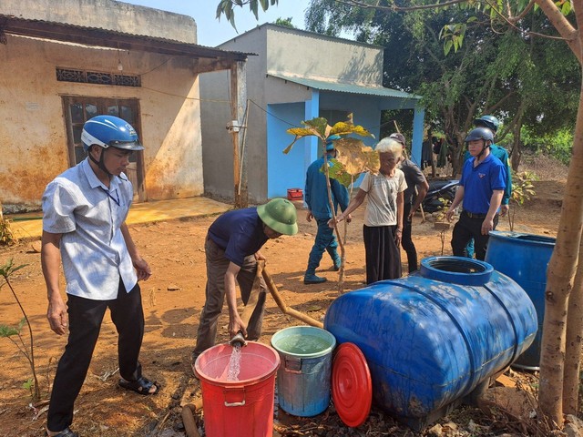 Nắng hạn kéo dài, gần 1.900 hộ dân ở Bình Phước thiếu nước sinh hoạt- Ảnh 1.