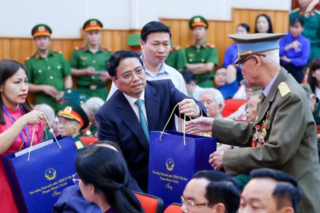 Thủ tướng Phạm Minh Chính tặng quà các đại biểu là chiến sĩ Điện Biên, thanh niên xung phong, dân công hỏa tuyến tham gia chiến dịch Điện Biên Phủ