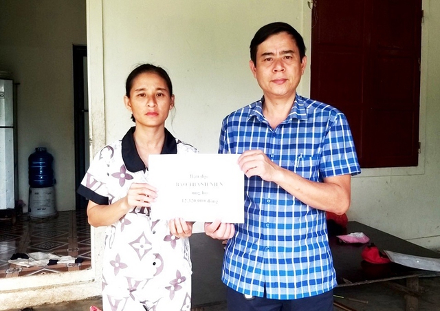 Trao tiền cho gia đình chị Nguyễn Thị Hà