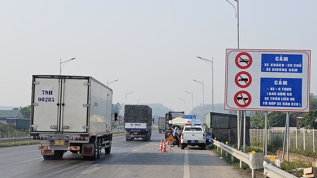 Bộ GTVT ban hành quy định phân luồng các phương tiện xe khách trên 30 chỗ ngồi, xe tải hạng nặng bắt buộc đi về QL1, cấm đi cao tốc Cam Lộ - La Sơn