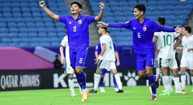 Teerasak Poeiphimai (số 8) là cầu thủ ấn định chiến thắng 2-0 cho U.23 Thái Lan