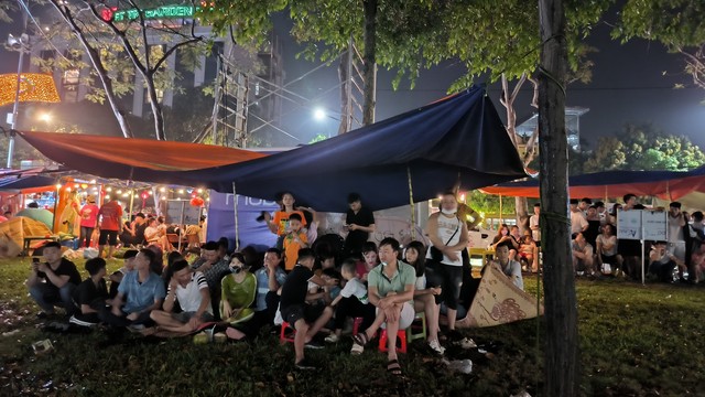 Người dân có mặt từ sớm quanh công viên Văn Lang đợi màn trình diễn pháo hoa