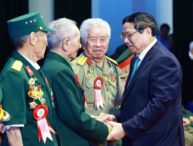 Thủ tướng Phạm Minh Chính cùng các đại biểu chiến sĩ Điện Biên, thanh niên xung phong, dân công hỏa tuyến tham gia chiến dịch Điện Biên Phủ tại buổi gặp mặt
