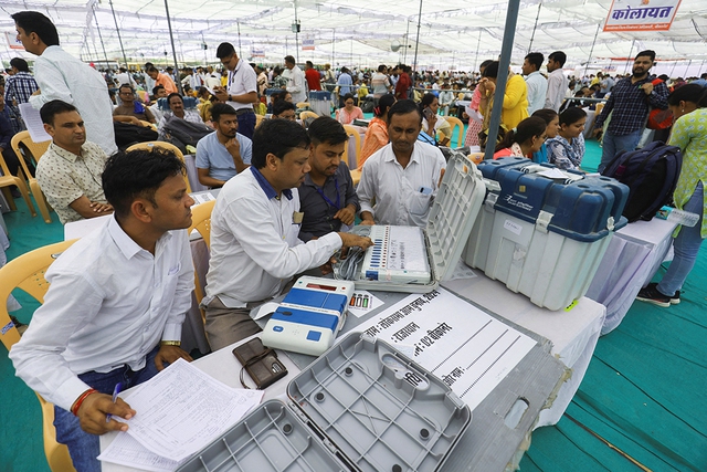 Các nhân viên phòng phiếu ở TP.Bikaner (bang Rajasthan) kiểm tra máy bỏ phiếu điện tử ngày 18.4