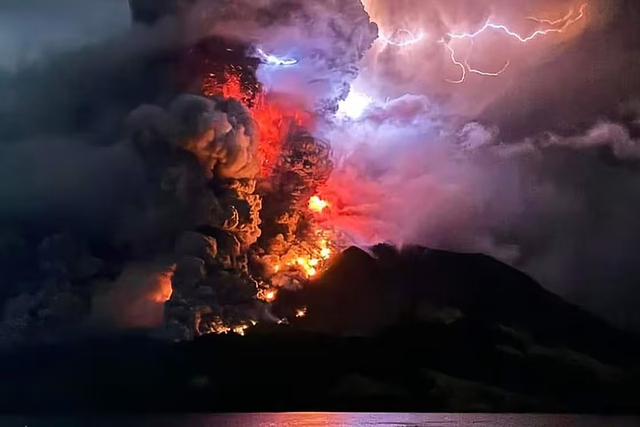 Núi lửa Ruang phun trào dữ dội ở Indonesia