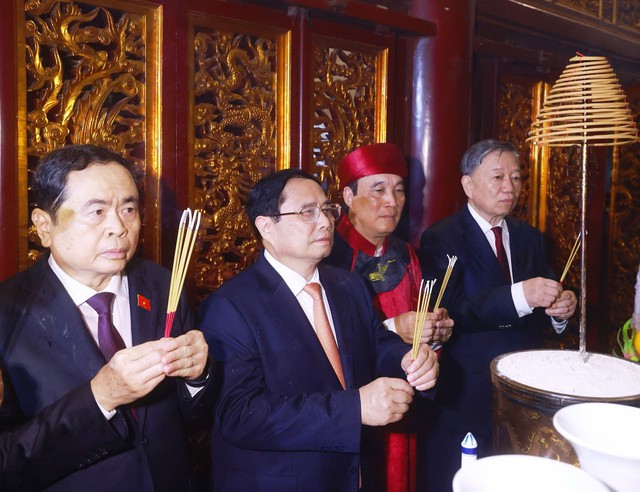 Thủ tướng Phạm Minh Chính và các lãnh đạo Đảng, Nhà nước dâng hương trước bàn thờ các vua Hùng
