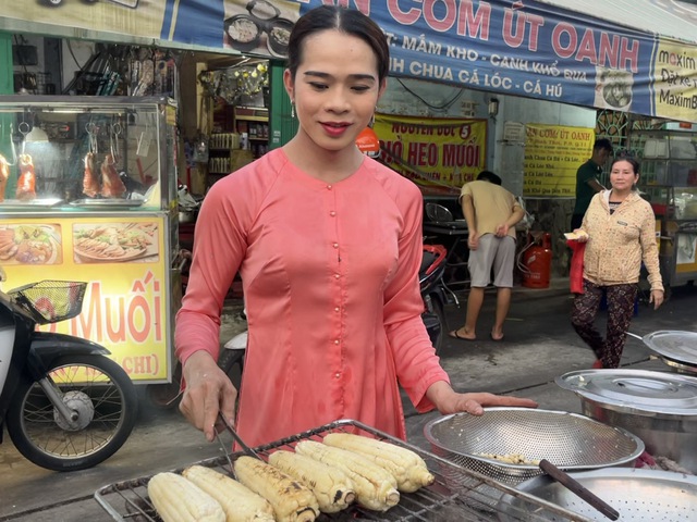 Chị Tây Thy dịu dàng, nữ tính trong bộ bà ba hồng