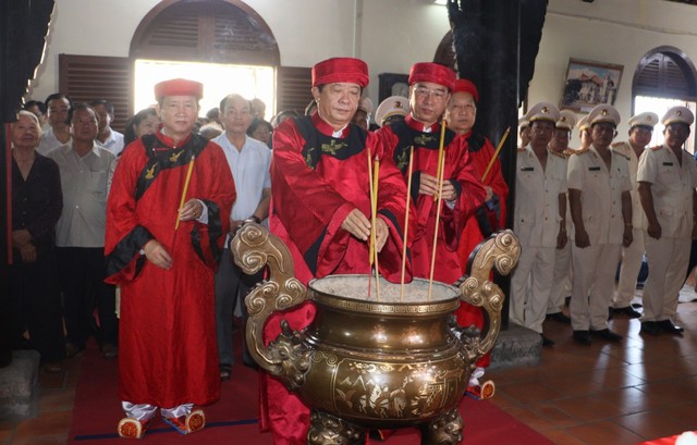 Lãnh đạo tỉnh Vĩnh Long thực hiện các nghi lễ tại lễ giỗ tổ Hùng Vương