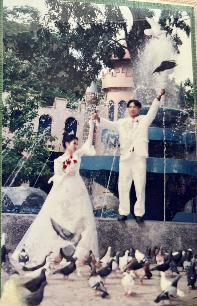 Hình cưới của chị Huyền và chồng được chụp tại TP.HCM, chị cất giữ cẩn thận suốt nhiều năm qua