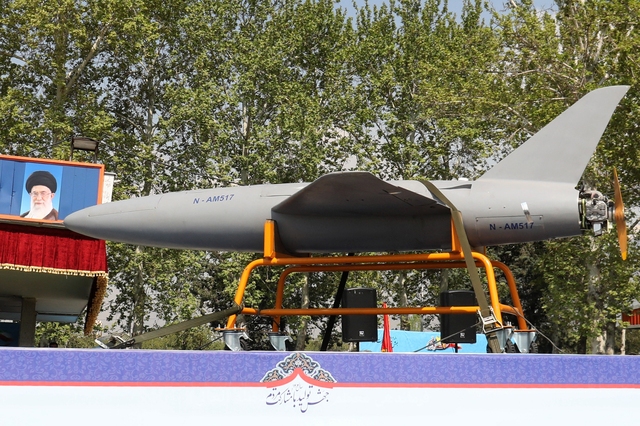 Một dòng UAV của Iran tham gia cuộc diễu hành của quân đội Iran tại Tehran hôm 17.4