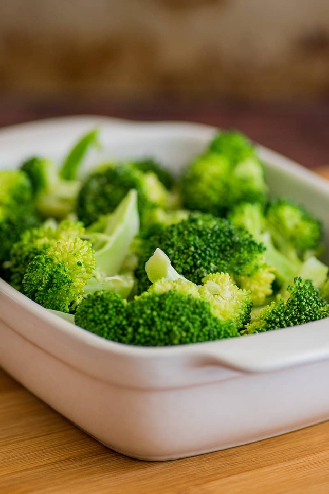 Một bát bông cải xanh sống chứa (khoảng 100 g) 6 g carbs, trong đó 2 g là chất xơ. Đồng thời nó cũng cung cấp 90% DV vitamin C và 77% DV vitamin K