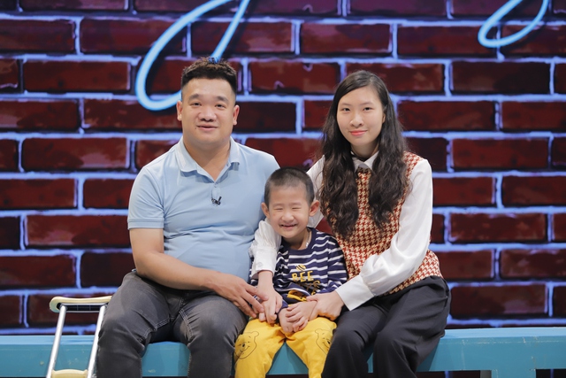 Gia đình nhỏ của Thành Trung cùng xuất hiện trên sân khấu Trạm yêu thương