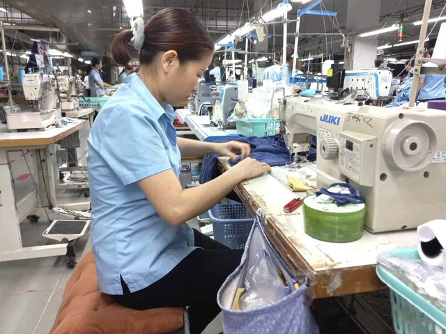 Hiện tại chị Huyền đang làm công nhân tại một xí nghiệp may mặc ở TP.HCM