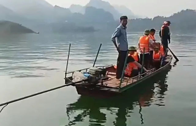 Lốc xoáy làm lật thuyền trên sông Đà, 2 người mất tích- Ảnh 2.