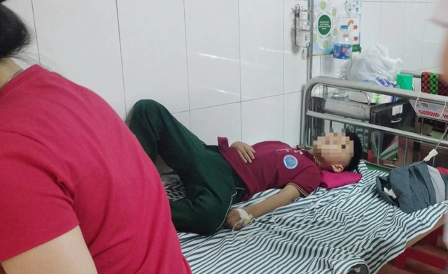 Một học sinh nhập viện trong tình trạng sốt cao, nôn ói, đau bụng