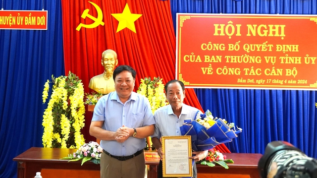 Ông Phạm Thành Ngại, Phó bí thư Thường trực Tỉnh ủy Cà Mau (trái), trao quyết định cho ông Huỳnh Văn Hiền