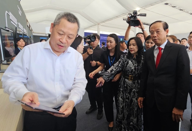 Ông Nguyễn Văn Thọ, Chủ tịch UBND tỉnh Bà Rịa-Vũng Tàu nghe đại diện chủ đầu tư giới thiệu sản phẩm do công ty sản xuất