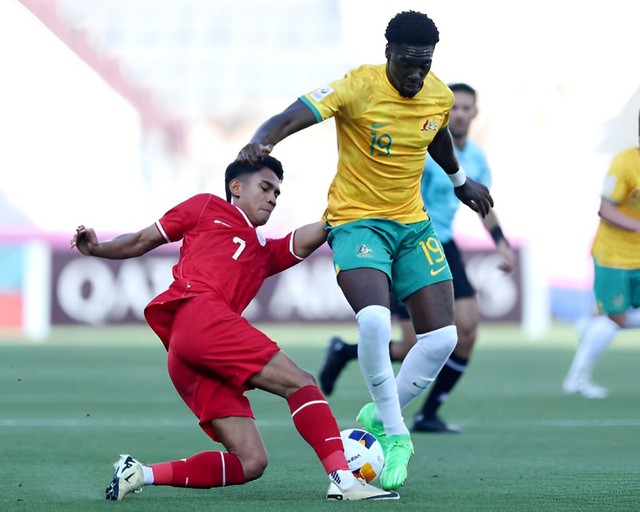 Marselino Ferdinan (áo đỏ) của U.23 Indonesia chơi nổi bật trong hiệp 1 trong khi Mohamed Toure bỏ lỡ nhiều cơ hội ghi bàn cho U.23 Úc