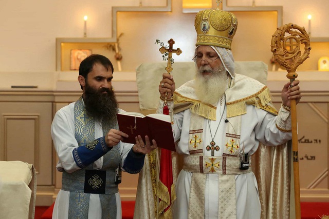 Giám mục Mar Mari Emmanuel (phải) trong một buổi lễ vào năm 2023