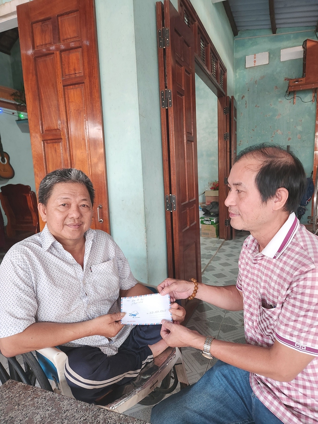 Đại diện Báo Thanh Niên trao số tiền 39.180.000 đồng bạn đọc giúp đỡ gia đình anh Nguyễn Văn Quyết.