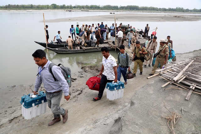 Các viên chức phòng phiếu vượt sông huyện Majuli, bang Assam, hôm 18.4