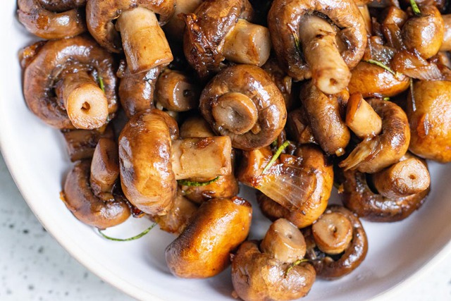 5 loại rau ít carb tốt nhất cho các tín đồ ăn kiêng low carb- Ảnh 4. Một bát (khoảng 100 g) nấm trắng thô chỉ chứa 2 g carb, trong đó 1 g là chất xơ