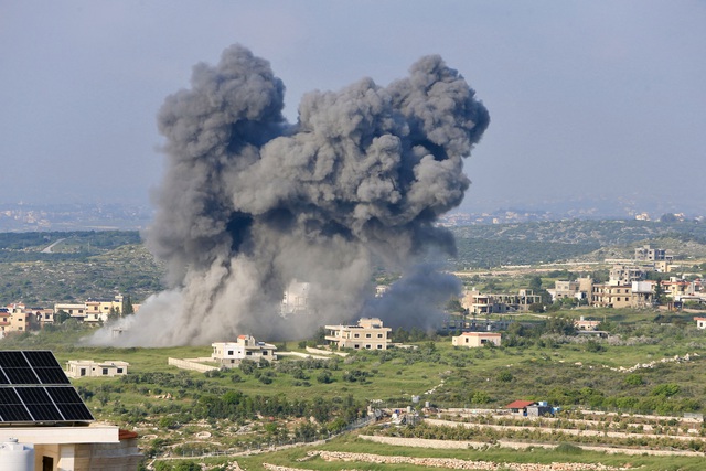 Khói bốc lên từ địa điểm xảy ra cuộc không kích của Israel vào ngôi làng Majdel Zoun thuộc phía nam Li Băng ngày 15.4