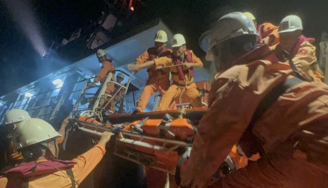 Lực lượng tìm kiếm cứu nạn hàng hải tiếp nhận nạn nhân từ tàu Asteris