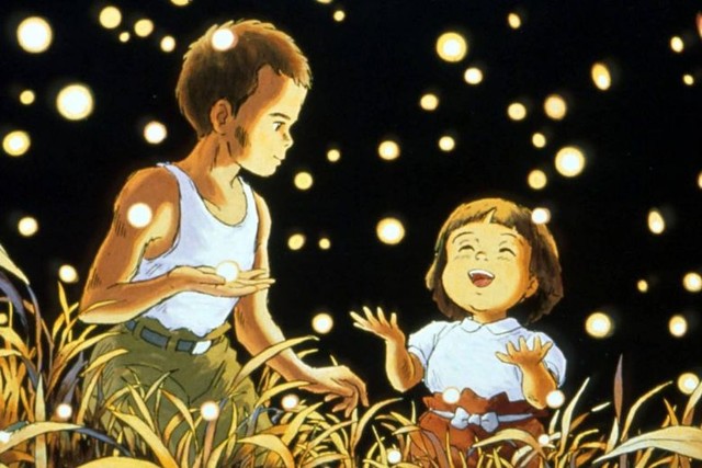 Phim Grave of the Fireflies (tựa Việt: Mộ đom đóm; đạo diễn: Isao Takahata) là một trong những tác phẩm xuất sắc nhất Ghibli từng làm ra, cùng với tác phẩm nổi tiếng khác là Spirited Away (Vùng đất linh hồn; đạo diễn: Hayao Miyazaki)