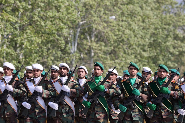 Thành viên của các lực lượng vũ trang Iran dự lễ duyệt binh Ngày Quân đội Quốc gia ở Tehran (Iran) ngày 17.4