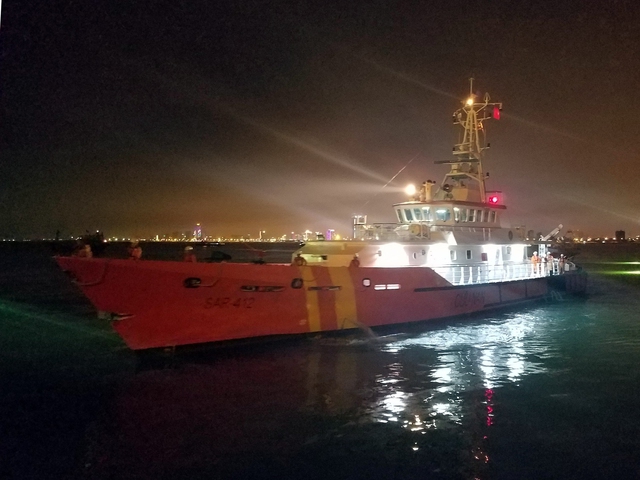 Tàu SAR 412 đưa thi thể thuyền viên về bờ