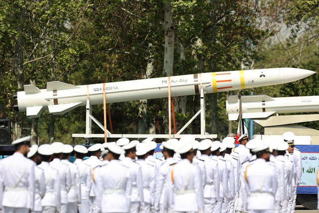Tên lửa được nhìn thấy trong lễ duyệt binh Ngày Quân đội Quốc gia ở Tehran (Iran) ngày 17.4