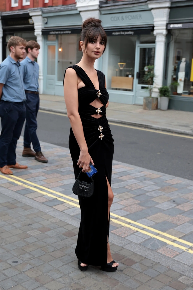 Người mẫu Emily O'Hara Ratajkowski đến bữa tiệc mùa hè của Vogue ở London Anh trong chiếc váy cutout quyến rũ và độc đáo