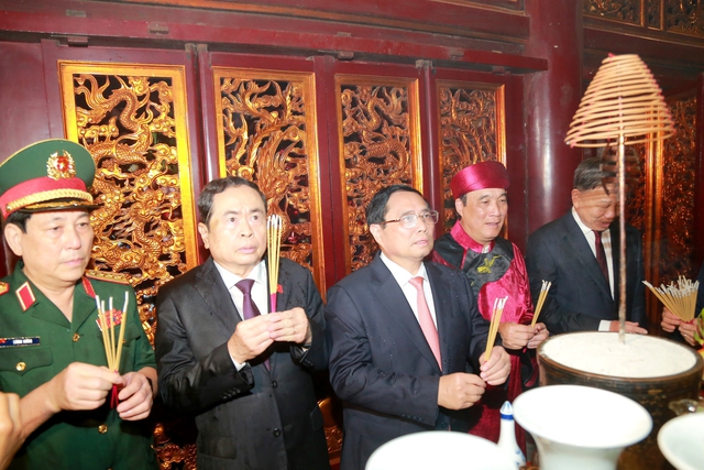 Thủ tướng cùng các lãnh đạo Ðảng, Nhà nước dâng hương tại Thượng cung