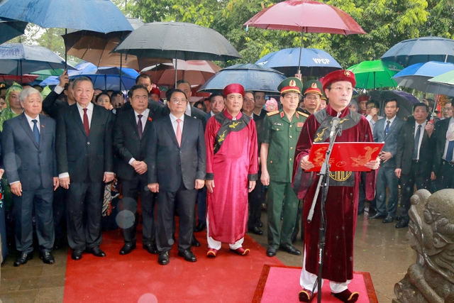 Chủ tịch UBND tỉnh Phú Thọ Bùi Văn Quang đọc chúc văn trước anh linh các vua Hùng