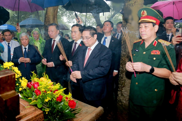 Thủ tướng cùng các lãnh đạo Đảng, Nhà nước dâng hương tại đền Thượng