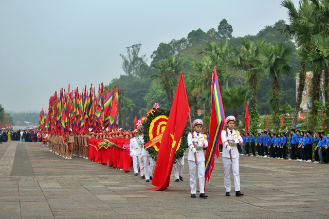 Đoàn dâng hương với đội nghi trượng uy nghiêm, đoàn cờ phướn lộng lẫy khởi hành lên đền Thượng