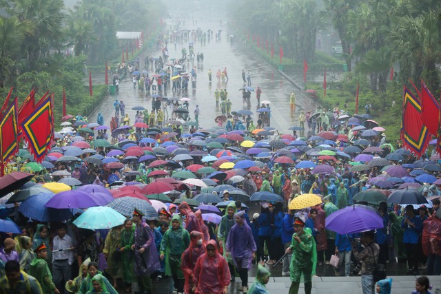 Dưới trời mưa tầm tã, hàng nghìn du khách kiên nhẫn chờ đợi dưới sân trung tâm đợi thời khắc di chuyển lên đền Thượng dâng hương