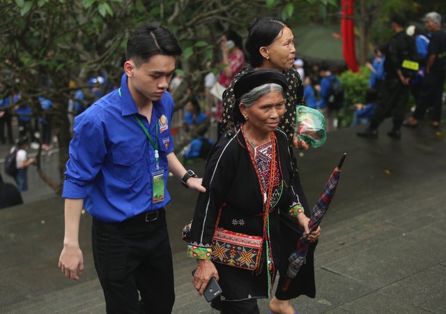 Lực lượng thanh niên tình nguyện hỗ trợ người cao tuổi di chuyển lên đền Thượng