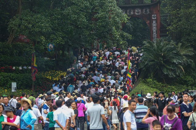Hàng nghìn du khách đội mưa dâng hương ngày giỗ tổ Hùng Vương- Ảnh 1.