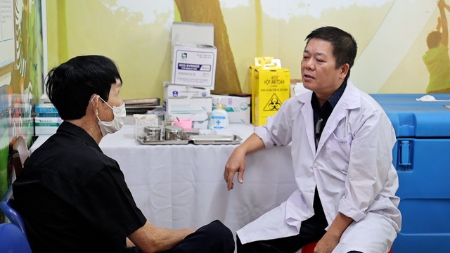 Bác sĩ Bùi Xuân Liêm tư vấn cho bệnh nhân khi bị chó cắn
