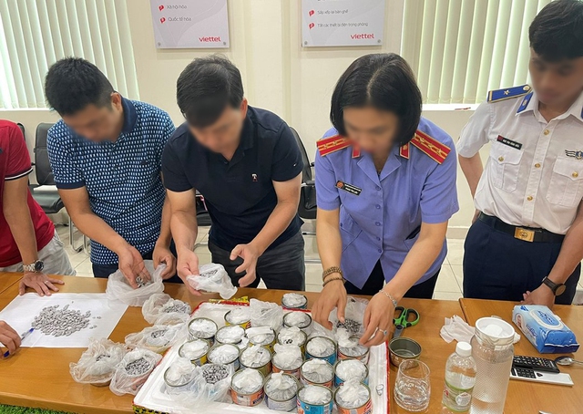 Lực lượng chức năng tại TP.Đà Nẵng khám xét số đồ hộp giấu thuốc lắc