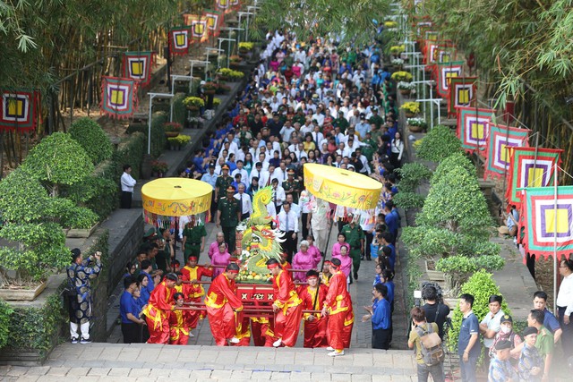 ...và thực hiện nghi thức diễu hành tại Đền tưởng niệm các Vua Hùng