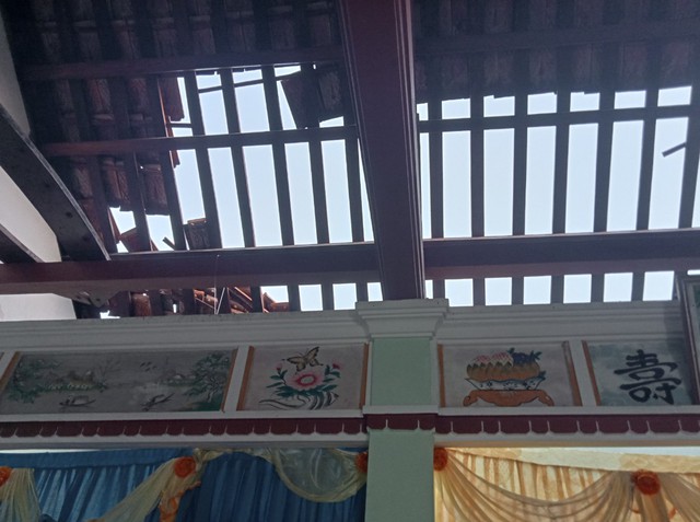 Mái ngói của một gia đình ở xã Hải Chánh bị cuốn bay