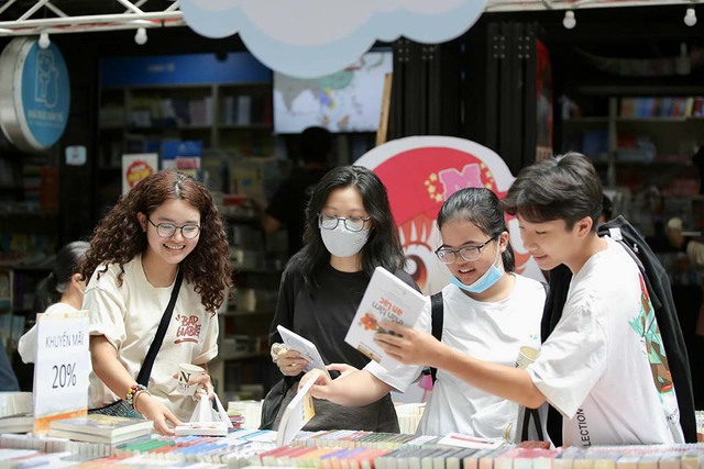 Bạn trẻ chọn sách tại Đường sách Nguyễn Văn Bình (Q.1, TP.HCM)