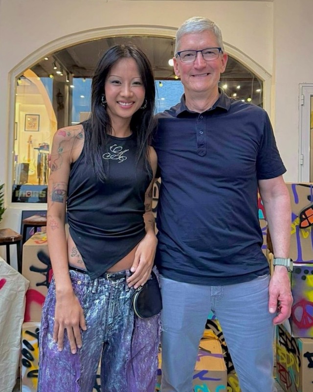 Giám đốc điều hành Apple Tim Cook vừa đến Hà Nội, khi công ty tìm cách tăng doanh số bán hàng tại các thị trường mới và đa dạng hóa chuỗi cung ứng của mình